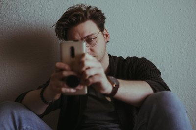Nederland zakt op de geluksranglijst en social media speelt een grote rol
